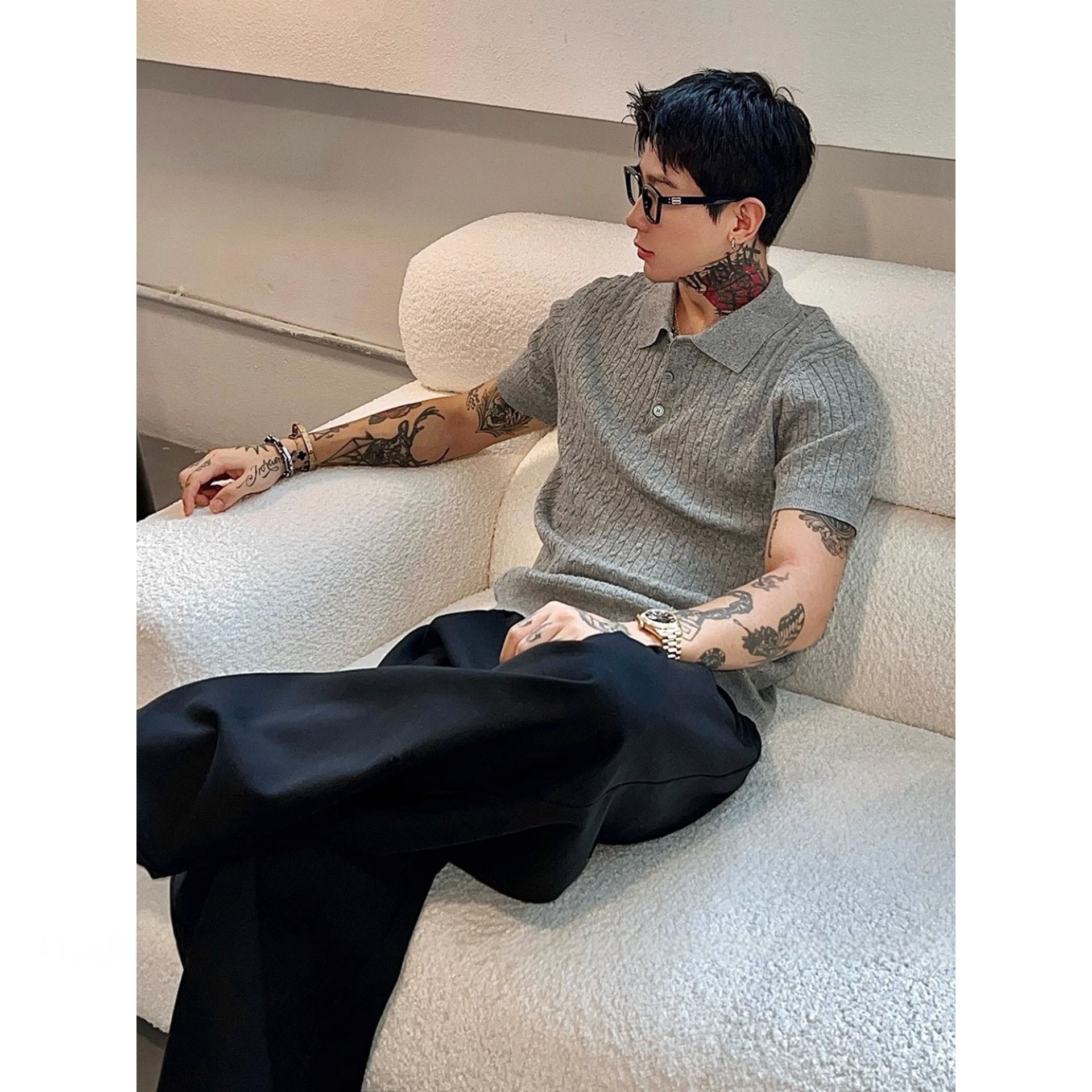 Mens Knitted Short-sleeved T-shirt With A Turn-down Collar And A Textured Cable-knit Design - Imagen 4
