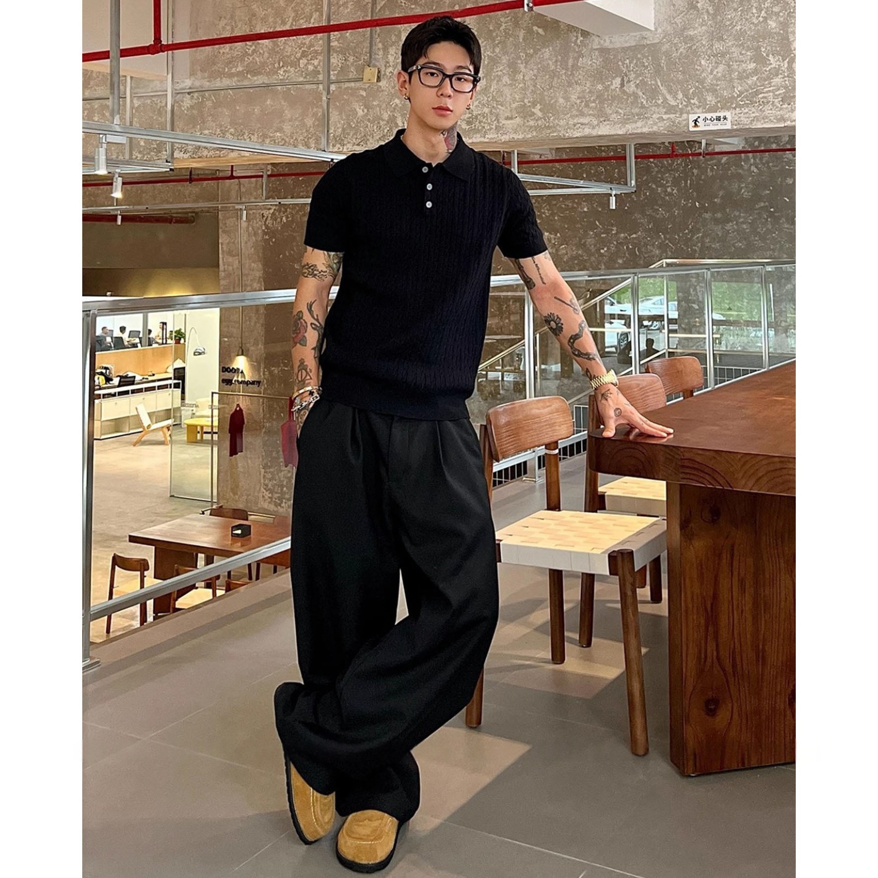 Mens Knitted Short-sleeved T-shirt With A Turn-down Collar And A Textured Cable-knit Design - Imagen 3