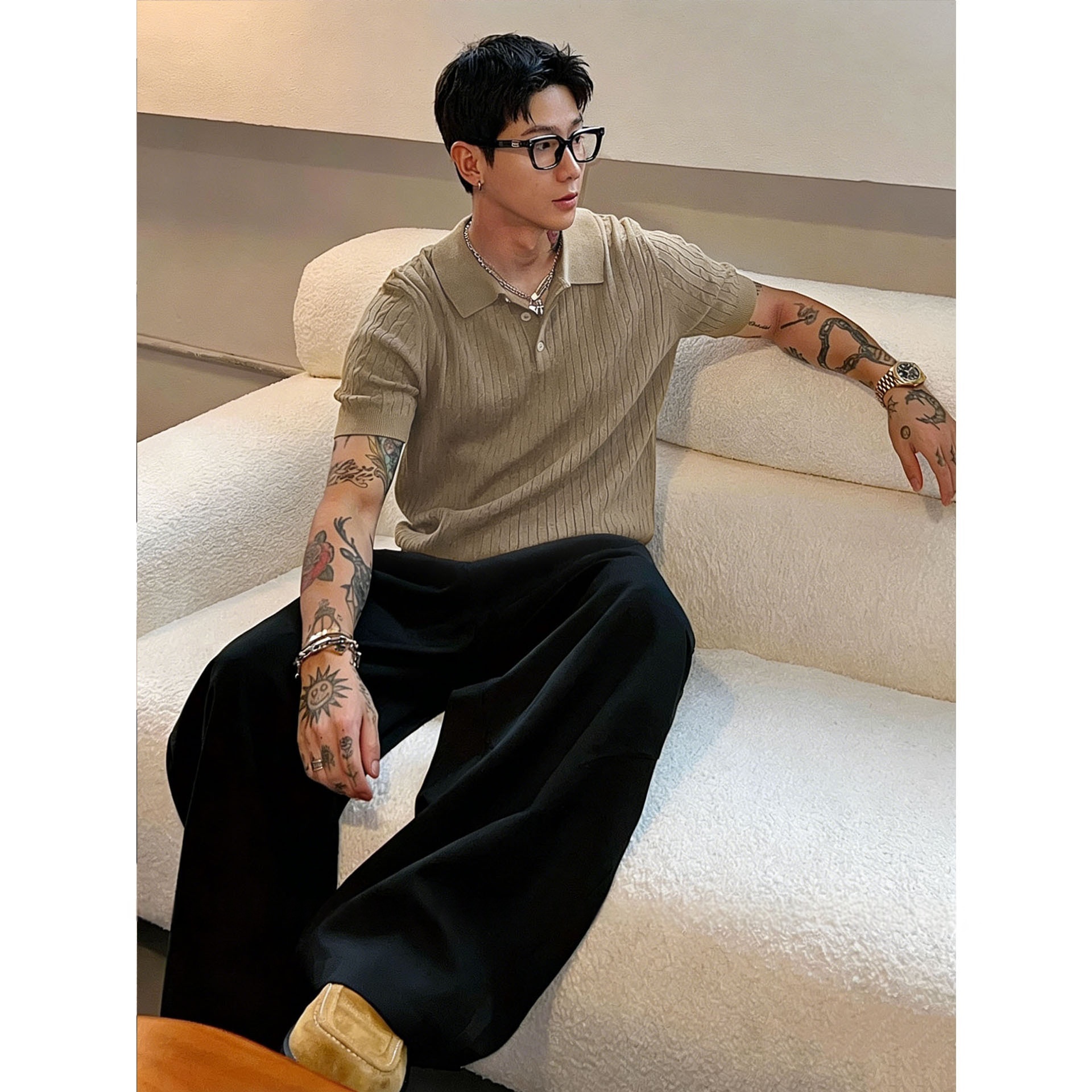 Mens Knitted Short-sleeved T-shirt With A Turn-down Collar And A Textured Cable-knit Design - Imagen 5